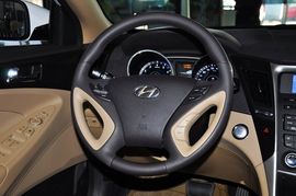 2011款北京现代索纳塔八2.0L
