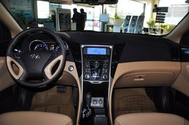 2011款北京现代索纳塔八2.0L