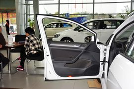 2016款大众高尔夫1.6L自动时尚型