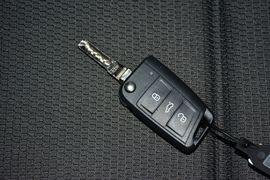 2016款大众高尔夫1.6L自动时尚型