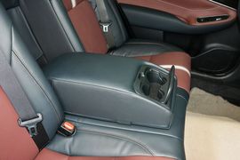 2017款丰田皇冠2.0T运动版