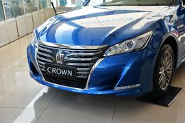 2017款丰田皇冠2.0T运动版