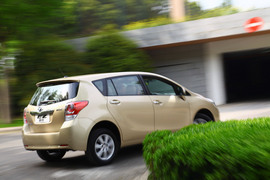 2011款丰田逸致试驾