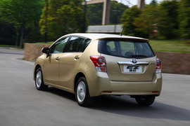 2011款丰田逸致试驾