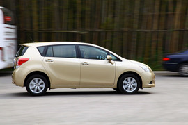 2011款丰田逸致试驾