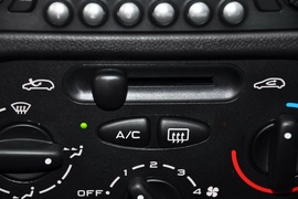 2011款标致207两厢