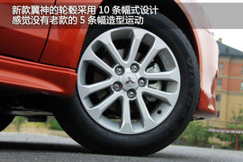2011款三菱翼神试驾图片