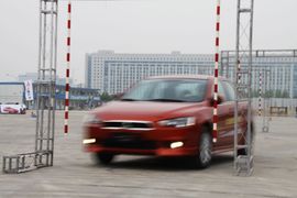 试驾2011款三菱翼神图片