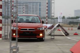 试驾2011款三菱翼神图片