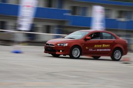 试驾2011款三菱翼神图片