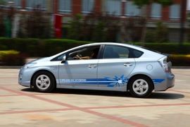 2012款外插充电式混合动力普锐斯体验