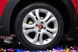 东风风行景逸CROSS车展实拍