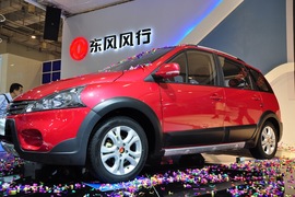 东风风行景逸CROSS车展实拍