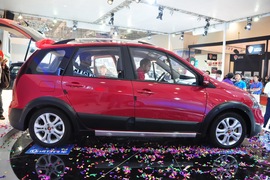 东风风行景逸CROSS车展实拍