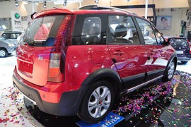 东风风行景逸CROSS车展实拍