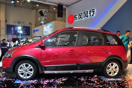 东风风行景逸CROSS车展实拍