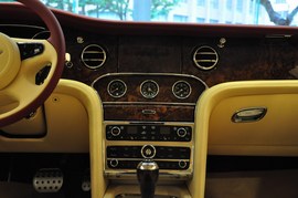 2011款宾利慕尚红内饰特别定制版