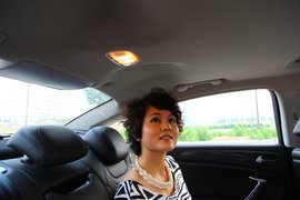 2011款东风雪铁龙C5拉斐红色试驾