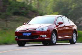 2011款东风雪铁龙C5拉斐红色试驾