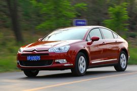 2011款东风雪铁龙C5拉斐红色试驾