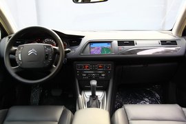 2011款东风雪铁龙C5拉斐红色试驾