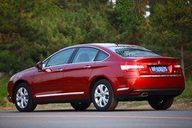 2011款东风雪铁龙C5拉斐红色试驾