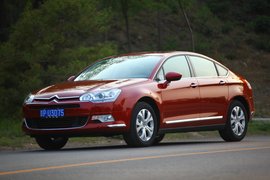 2011款东风雪铁龙C5拉斐红色试驾