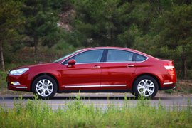 2011款东风雪铁龙C5拉斐红色试驾