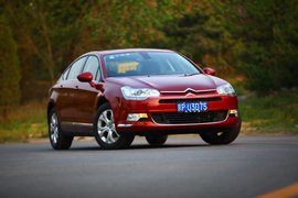 2011款东风雪铁龙C5拉斐红色试驾