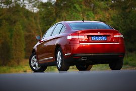 2011款东风雪铁龙C5拉斐红色试驾