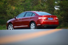 2011款东风雪铁龙C5拉斐红色试驾