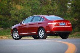 2011款东风雪铁龙C5拉斐红色试驾