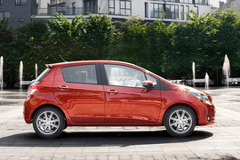 2012款丰田雅力士