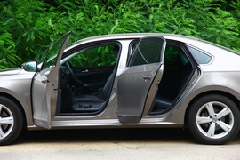 2011款上海大众全新帕萨特1.8T御尊版试驾实拍