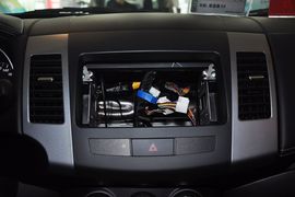 2011款三菱欧蓝德劲界