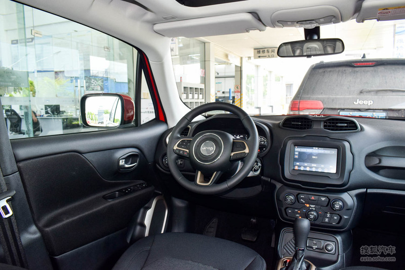 【 jeep自由侠图片】_暗夜骑士酷黑色_内饰_搜狐汽车网