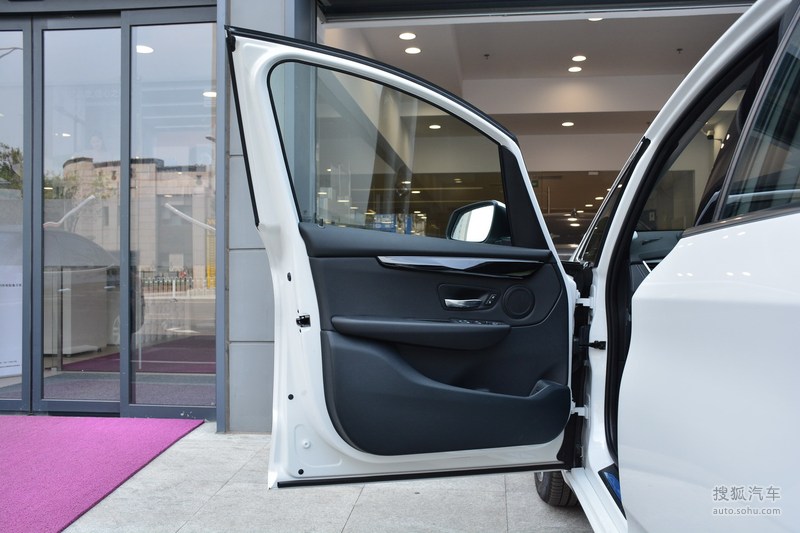 2018款宝马220i尊享型运动套装车门内饰提示支持键盘翻页左右