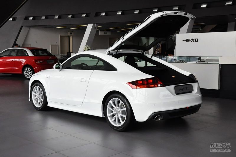 2013款奥迪ttcoupe20tfsi白色经典版