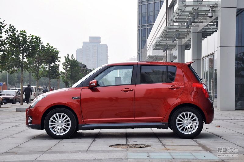 【车型对比】铃木 雨燕 pk 丰田 rav4荣放_搜狐汽车