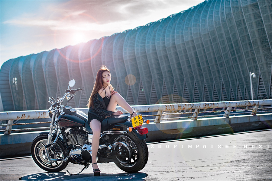 摩托女郎风情万种皮衣长腿性感十足