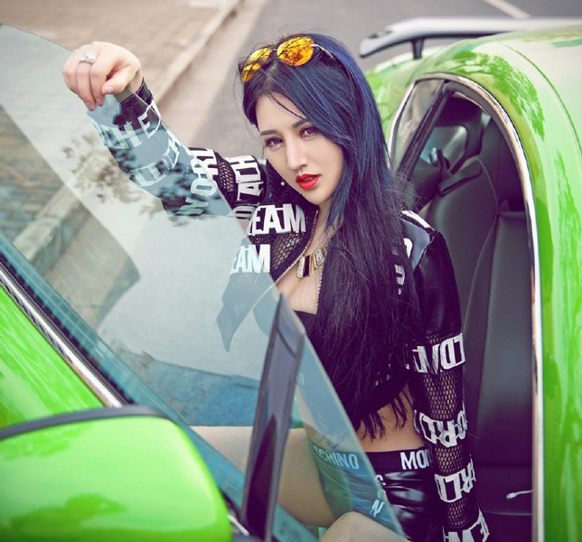 美女留学生肤白腿长开超跑迷倒宅男无数