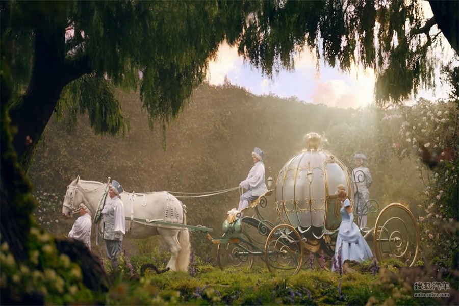 南瓜马车就是灰姑娘的至尊座驾,广告中夹杂的片段是2015年翻拍的电影