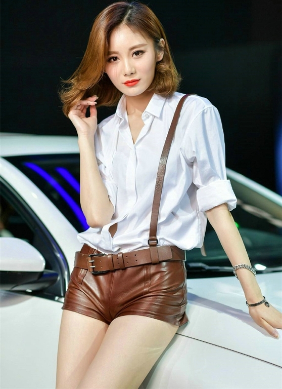 图库 事件图 美女车模 2017年图片 优雅车模白衣短发气质佳 白皙长腿