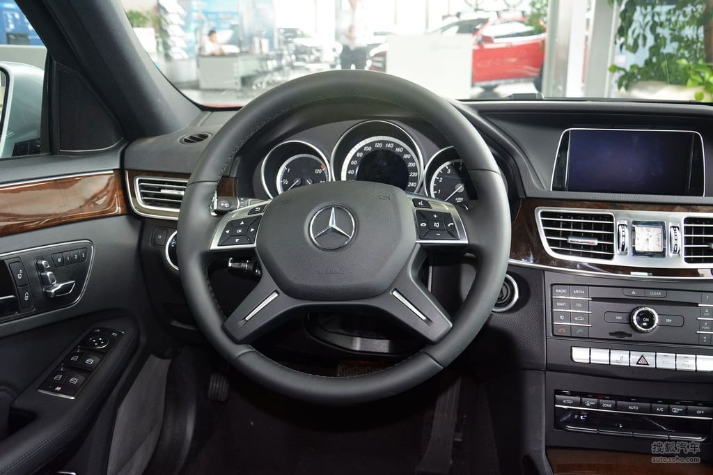【奔驰e级 2015款e200l改款内饰黑色高清图片m3989736】_奔驰高清图片