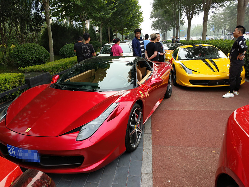 法拉利,单辆价值五百万以上.