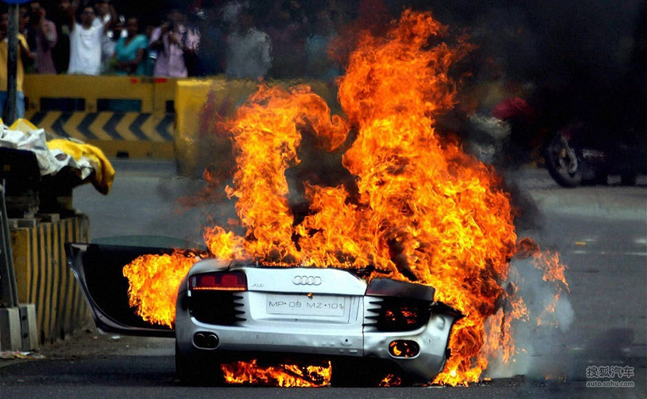 万劫不复的自燃百万豪车焚毁现场实录