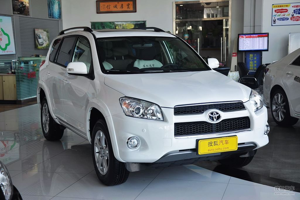 2011款一汽丰田rav4 2.4l自动豪华版到店实拍