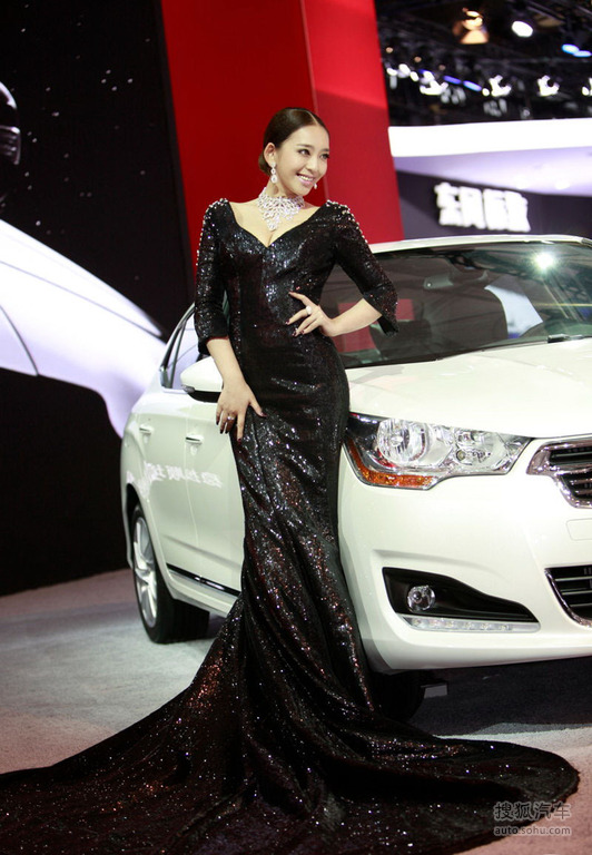 嫩模曹阳身着长裙征战上海车展(车模高清图:2143280)