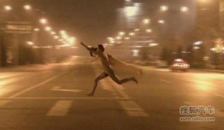 裸体飞车男现身 你好奇的奇葩世界