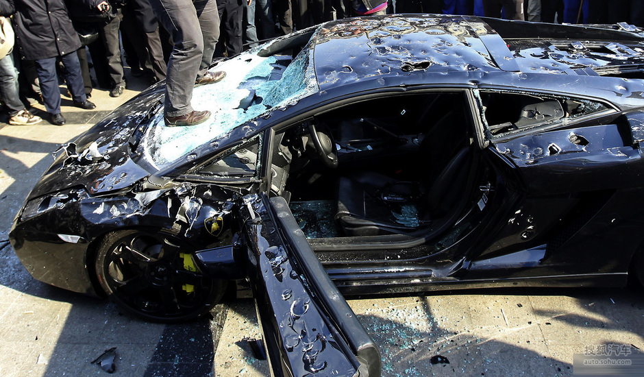 砸车很上瘾 全球被怒砸的豪华座驾